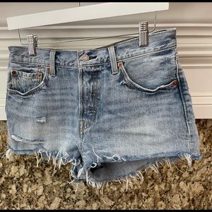 Levi’s 501 mid rise shorts size 28